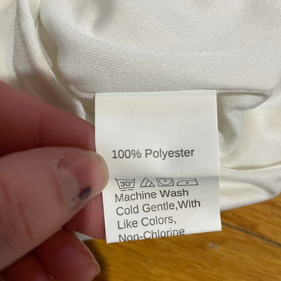 One shoulder white crop top size medium - Picture 4 of 4